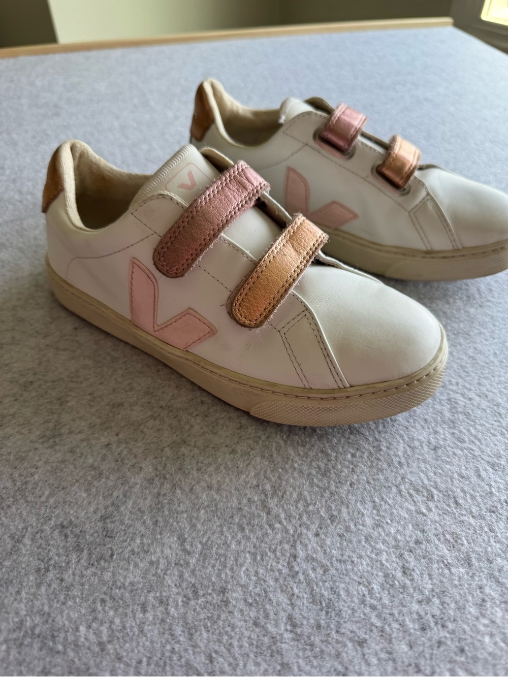 Veja Girls Sneakers Size 4 - Picture 4 of 8